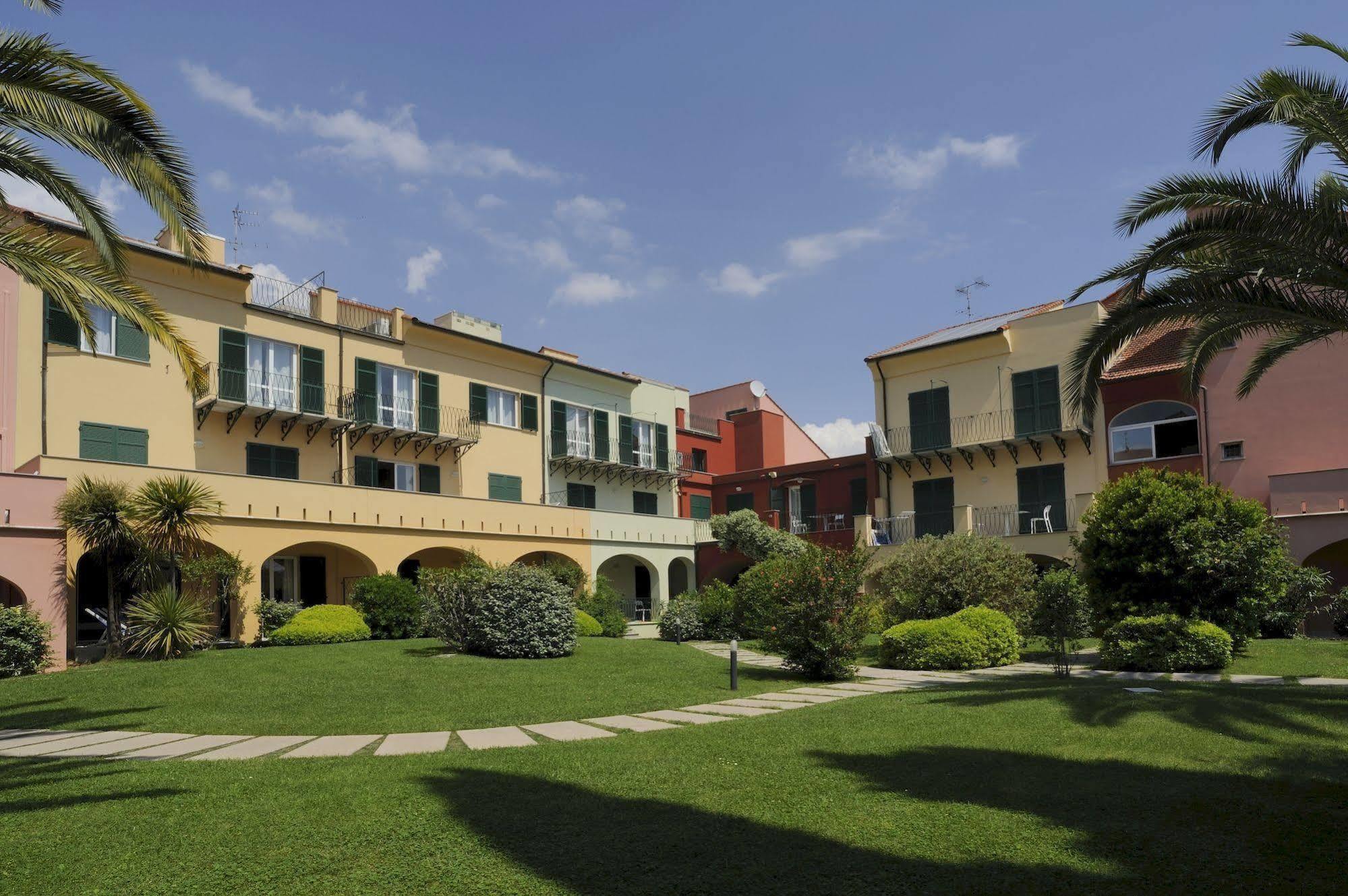 Residence I Cormorani Лоано Экстерьер фото